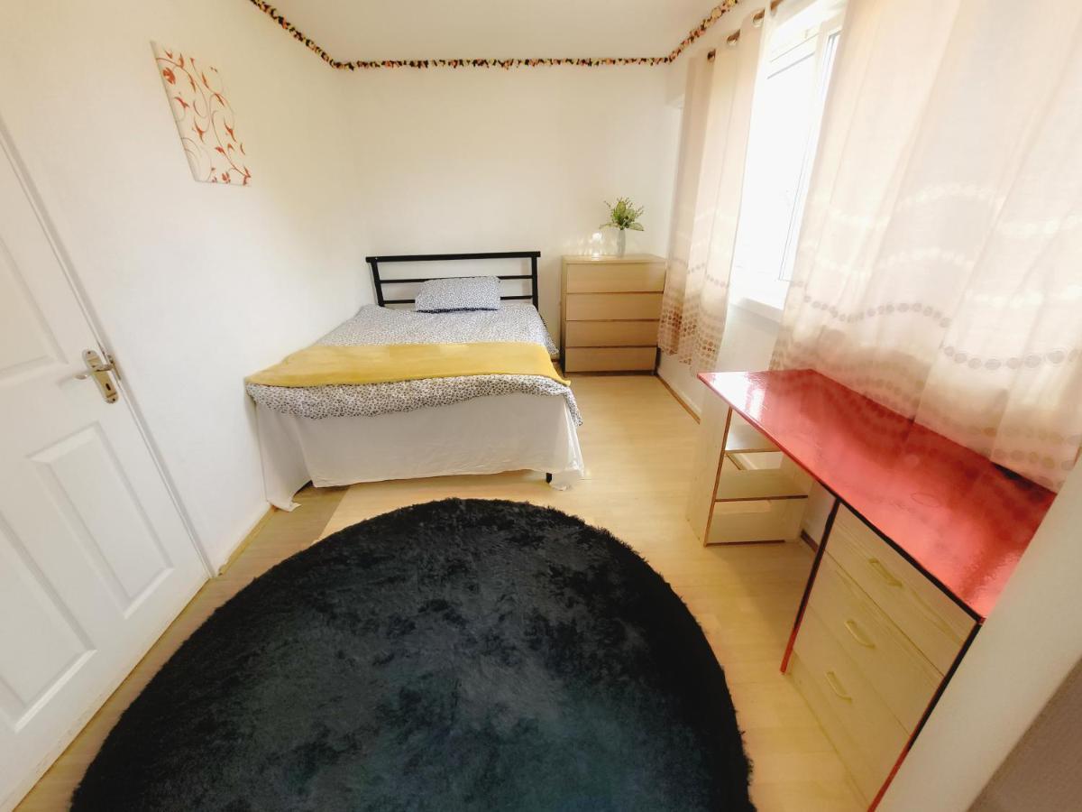 Excellent Double Rooms In Cheap Rate Around Central Лондон Екстериор снимка